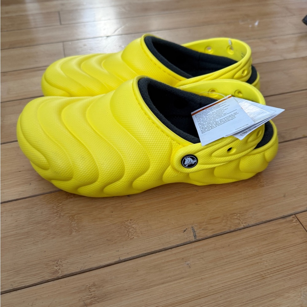 NWT Crocs Classic Lined Overpuff Clogs Lemon Yellow M7/W9 - Picture 5 of 7